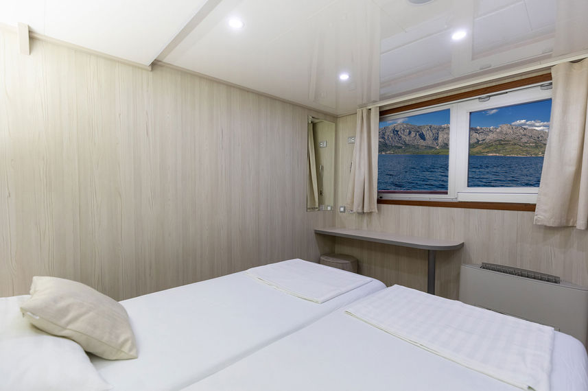 Main Deck Cabin - Cristal