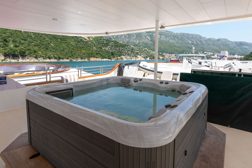 Hot Tub - Cristal