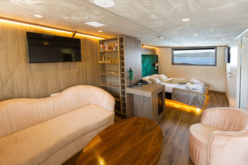 Main Deck Cabin - Bella