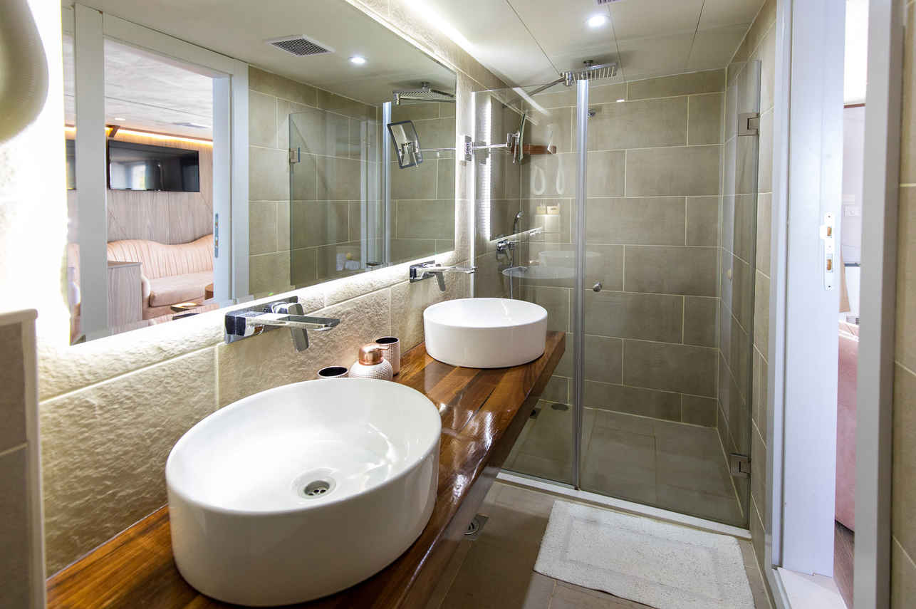#en-suitebathroom - Bella