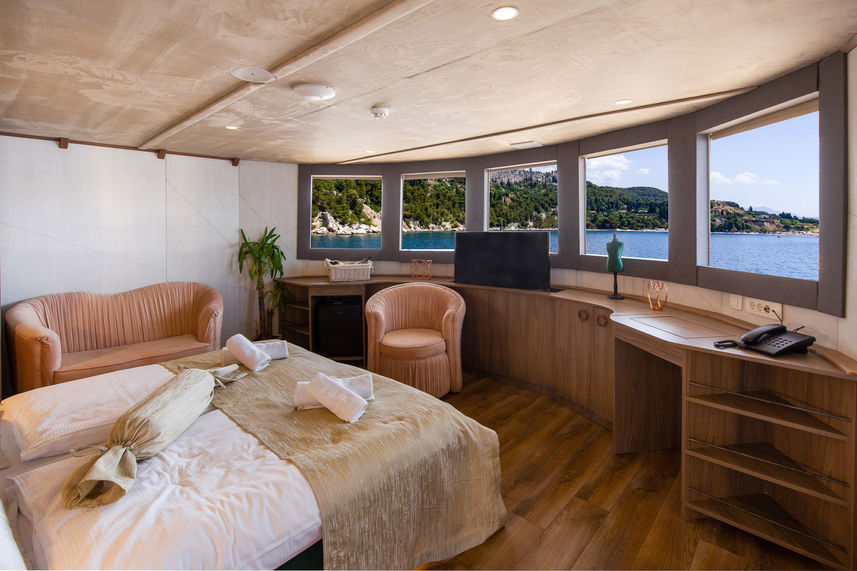 Main Deck Cabin - Bella