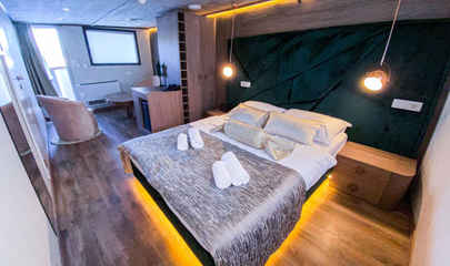 Upper Deck Deluxe Cabin