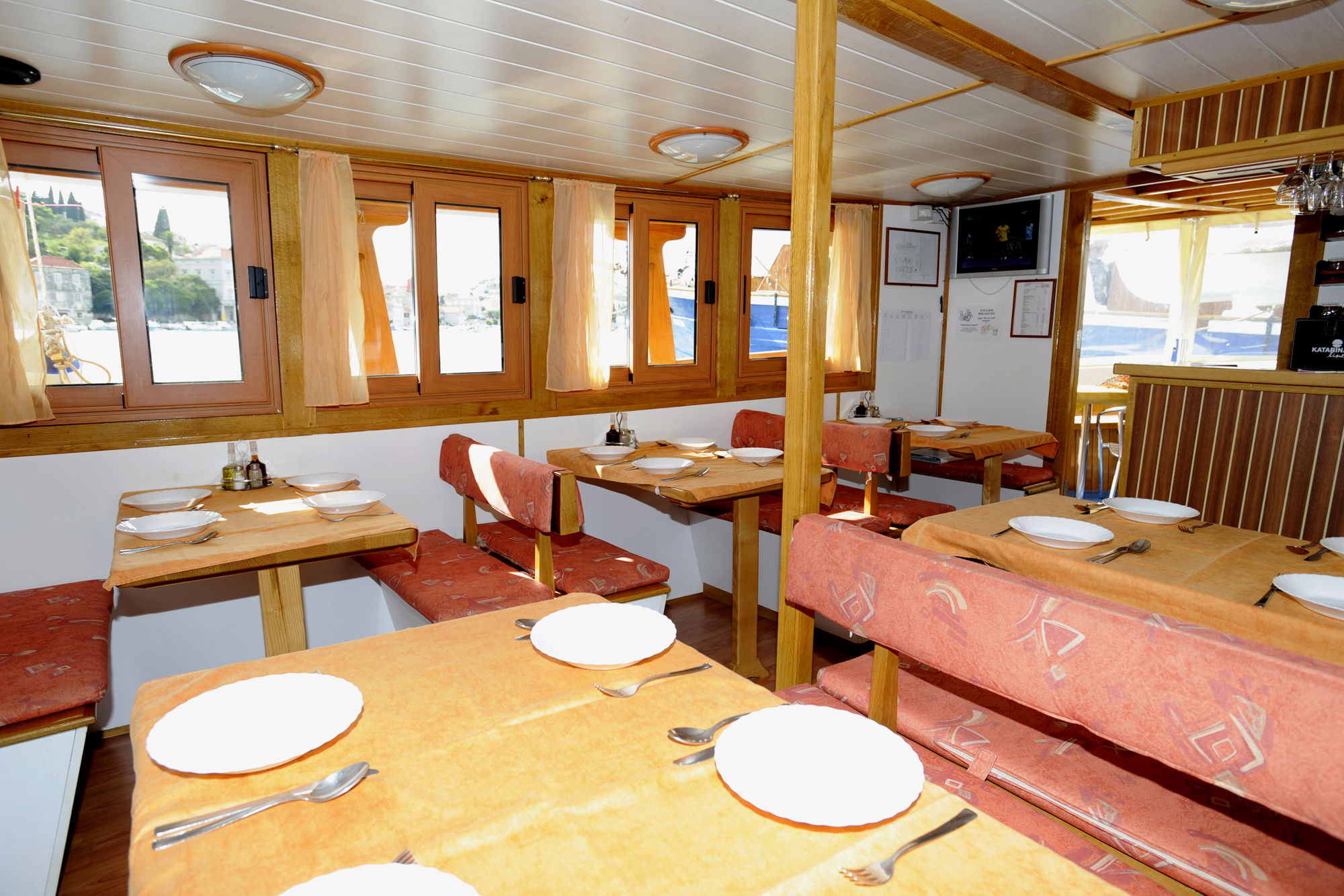 Salle à manger  - Katarina Line Traditional En-Suite