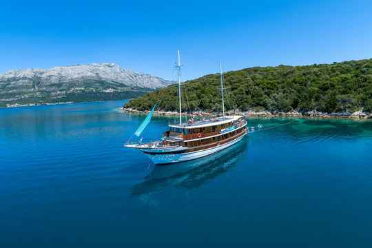 Katarina Line Traditional En-Suite