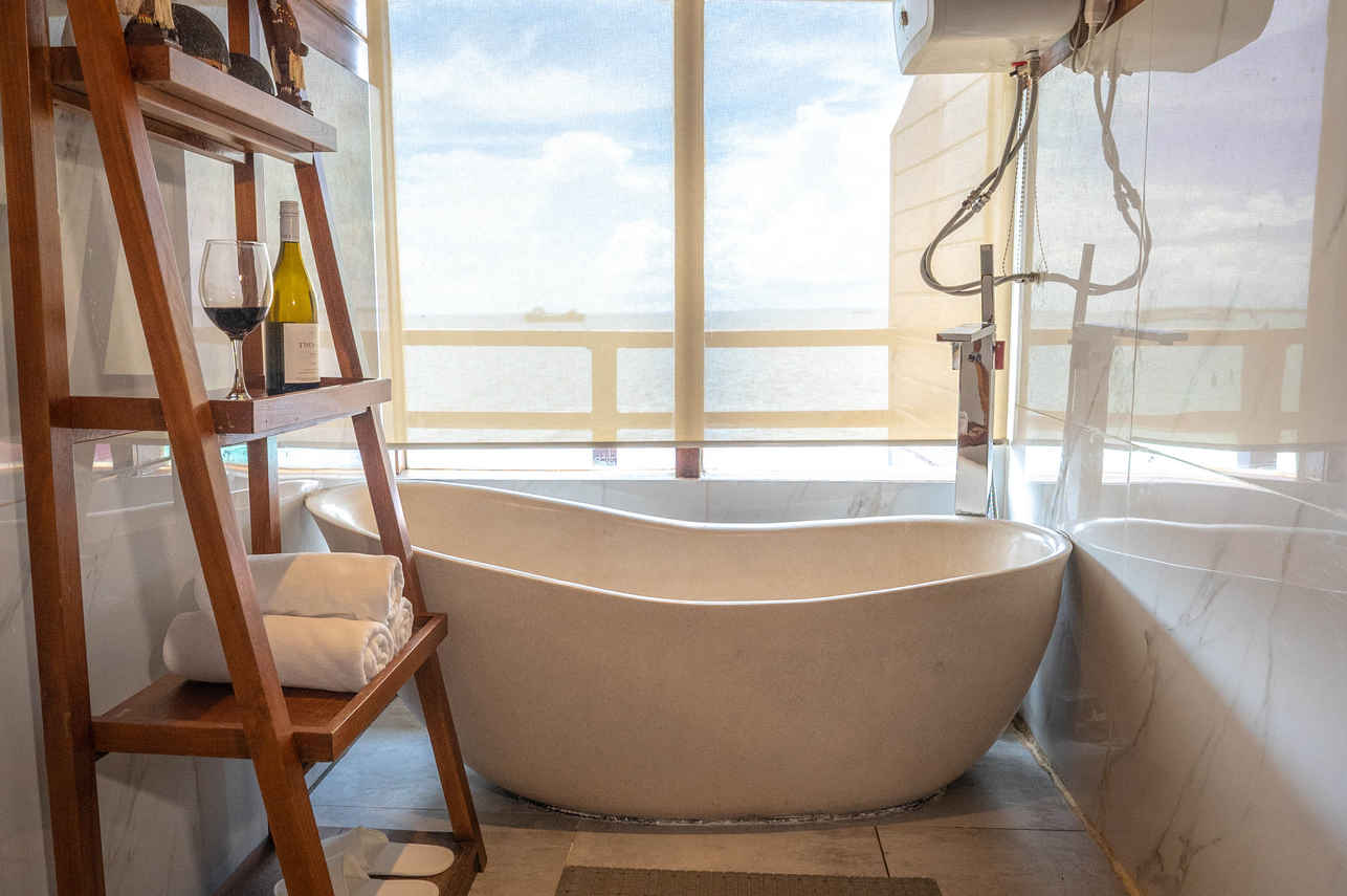 Master Cabin En-Suite bathroom