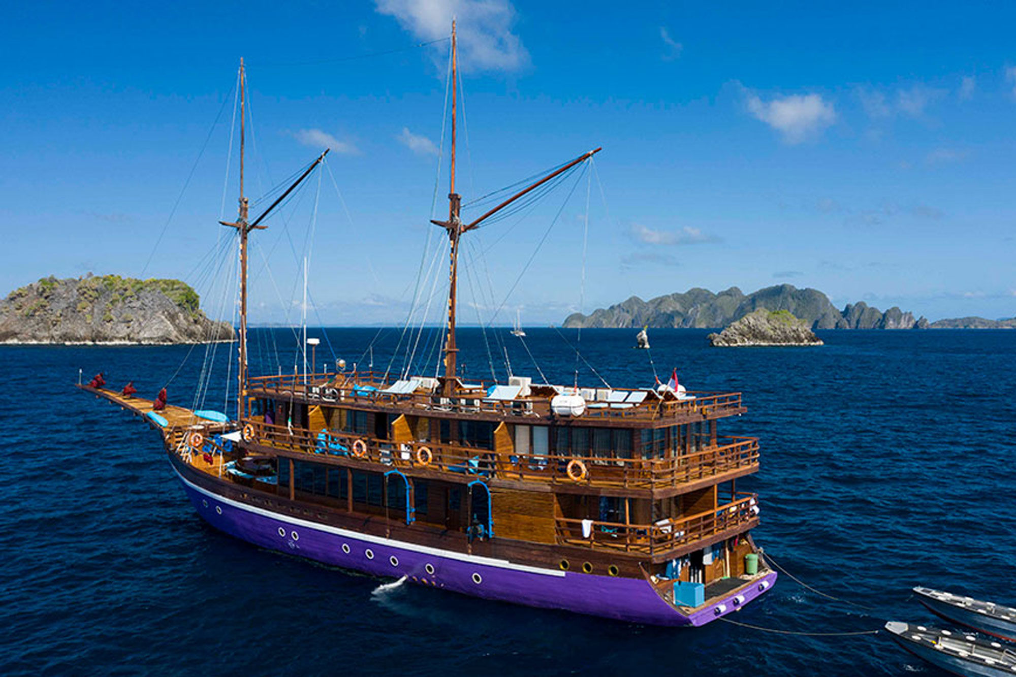 Neomi, Indonesia - LiveAboard.com