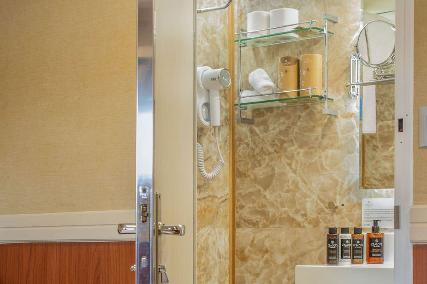 Cabin B Category - Bathroom