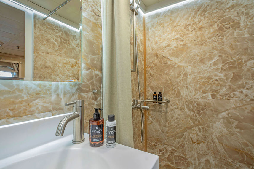 Cabin B Category - Bathroom