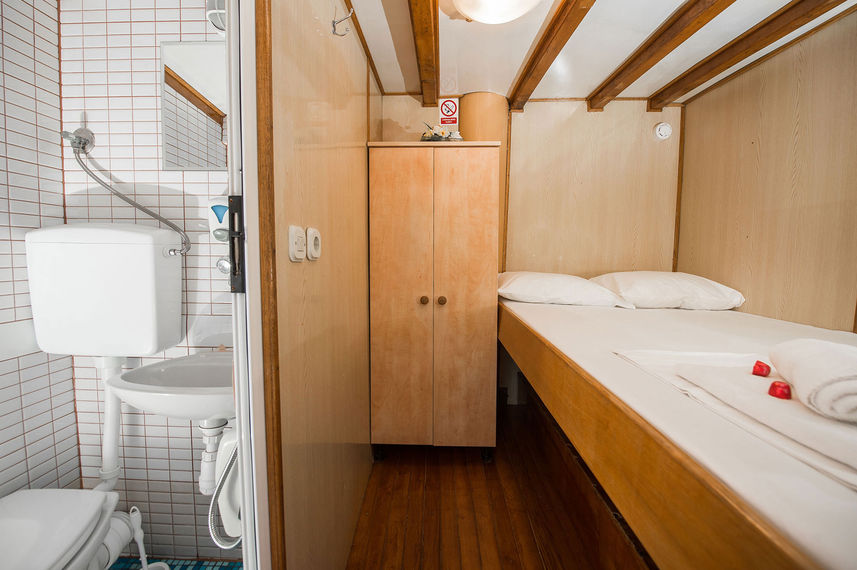Main Deck Cabin - Novi Dan