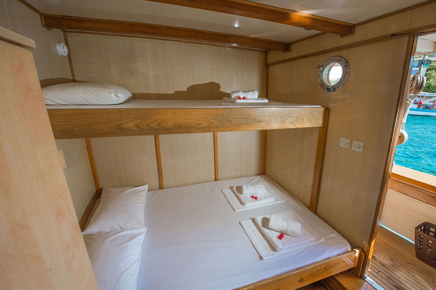 Main Deck Cabin - Novi Dan