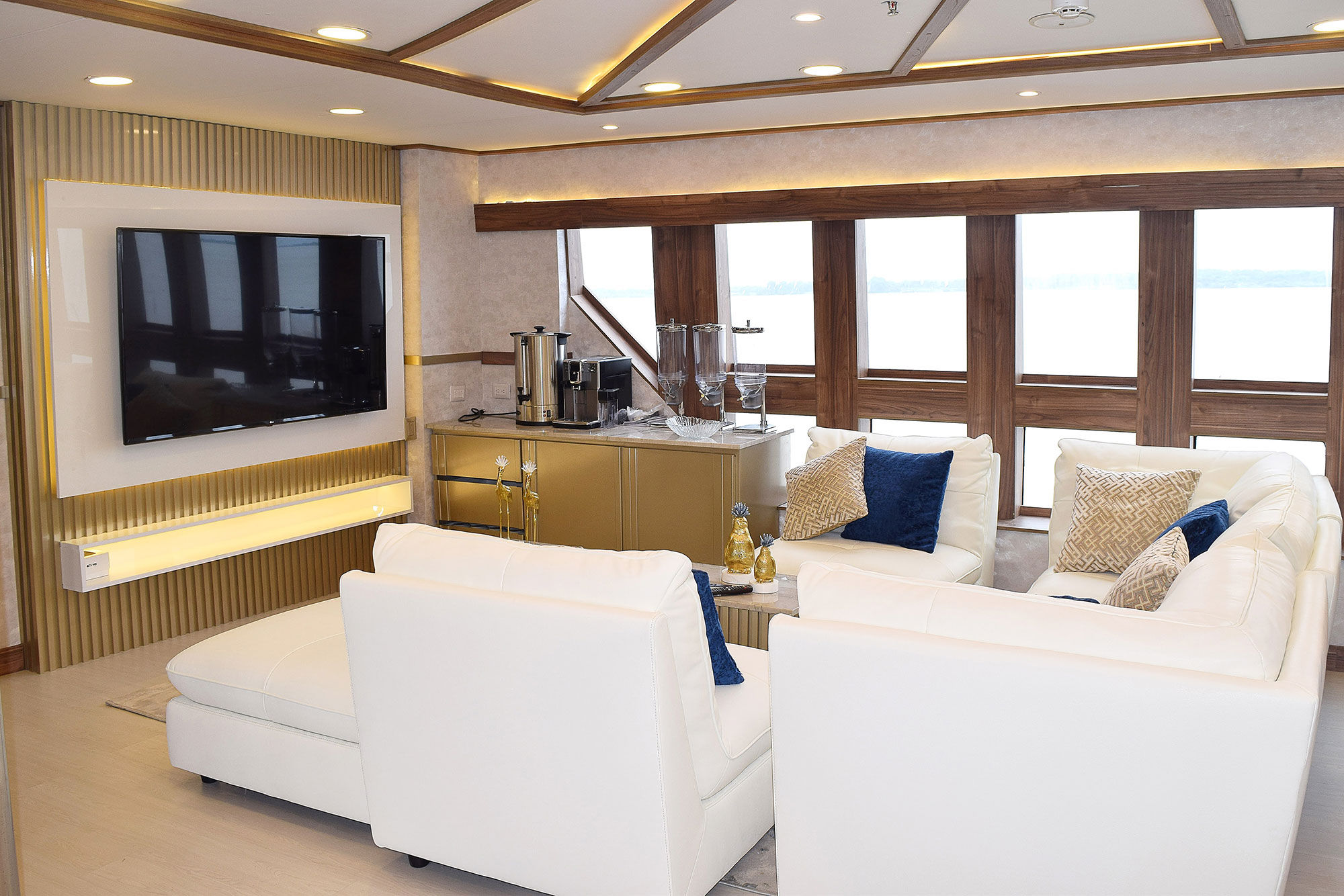 Salon interior - Tiburon Explorer