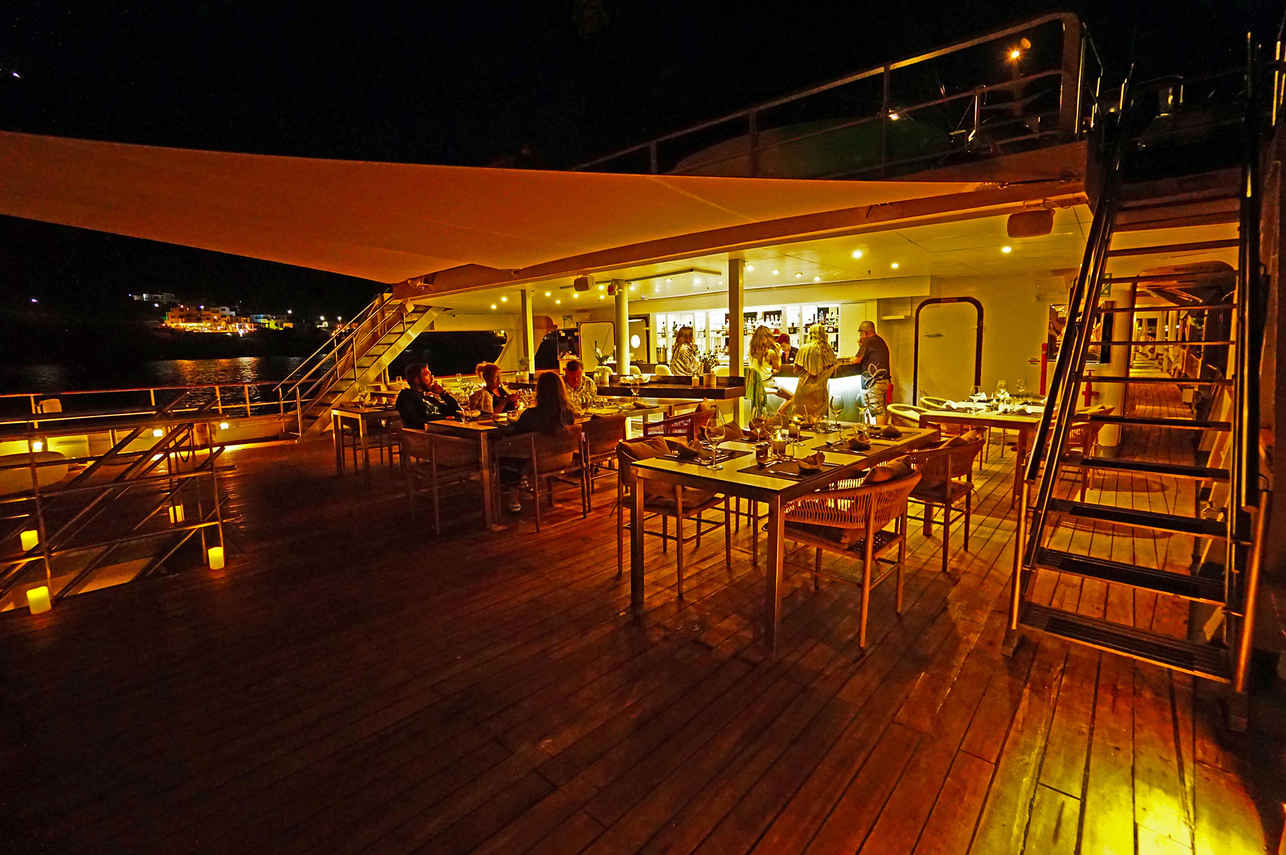 Dîner à l'extérieur - Elysium