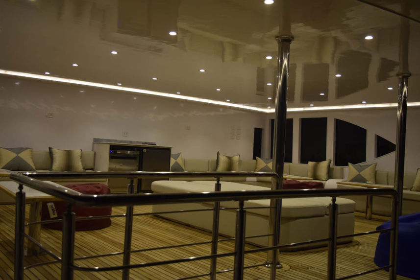 Salon interior - Hammerhead II