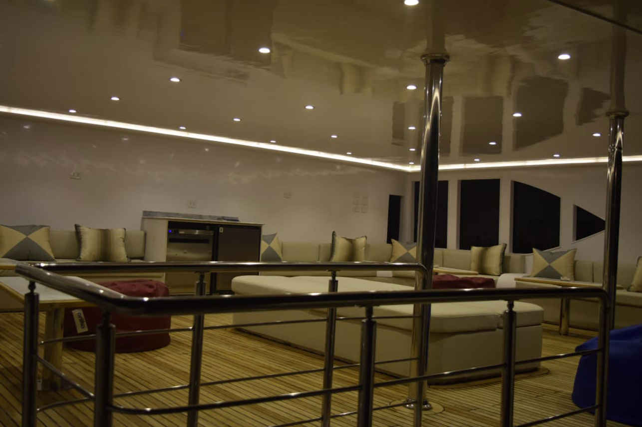 Salon interior - Hammerhead II