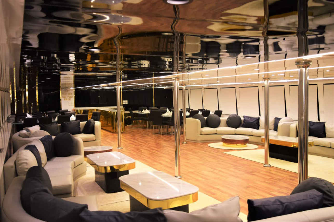 Salon interior - Hammerhead II