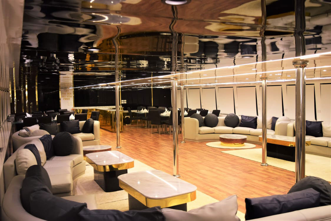 Salon interior - Hammerhead II