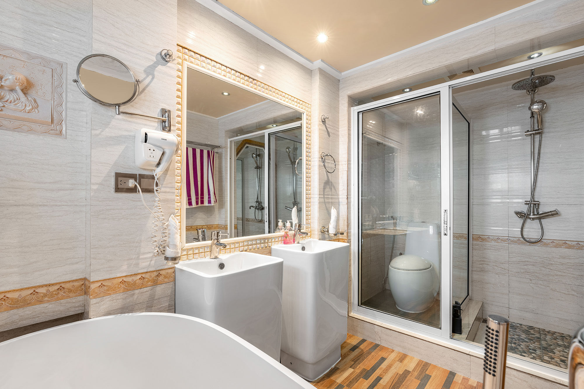 En-Suite bathrooms - Seafari Explorer 2