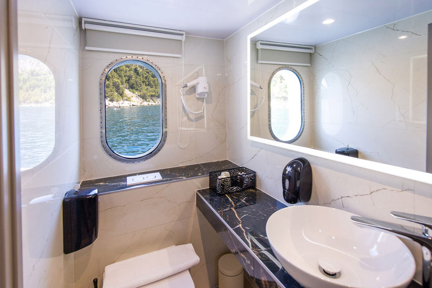 Main Deck Cabin with en-suite bathroom