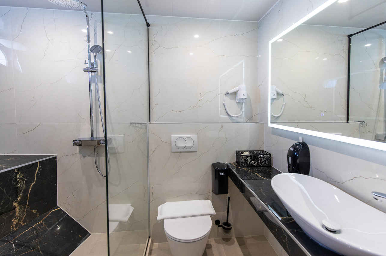 Lower Deck Cabin with en-suite bathroom