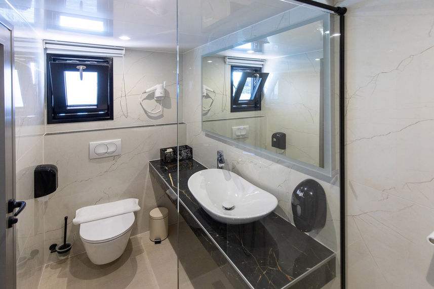 Upper Deck Cabin with en-suite bathroom