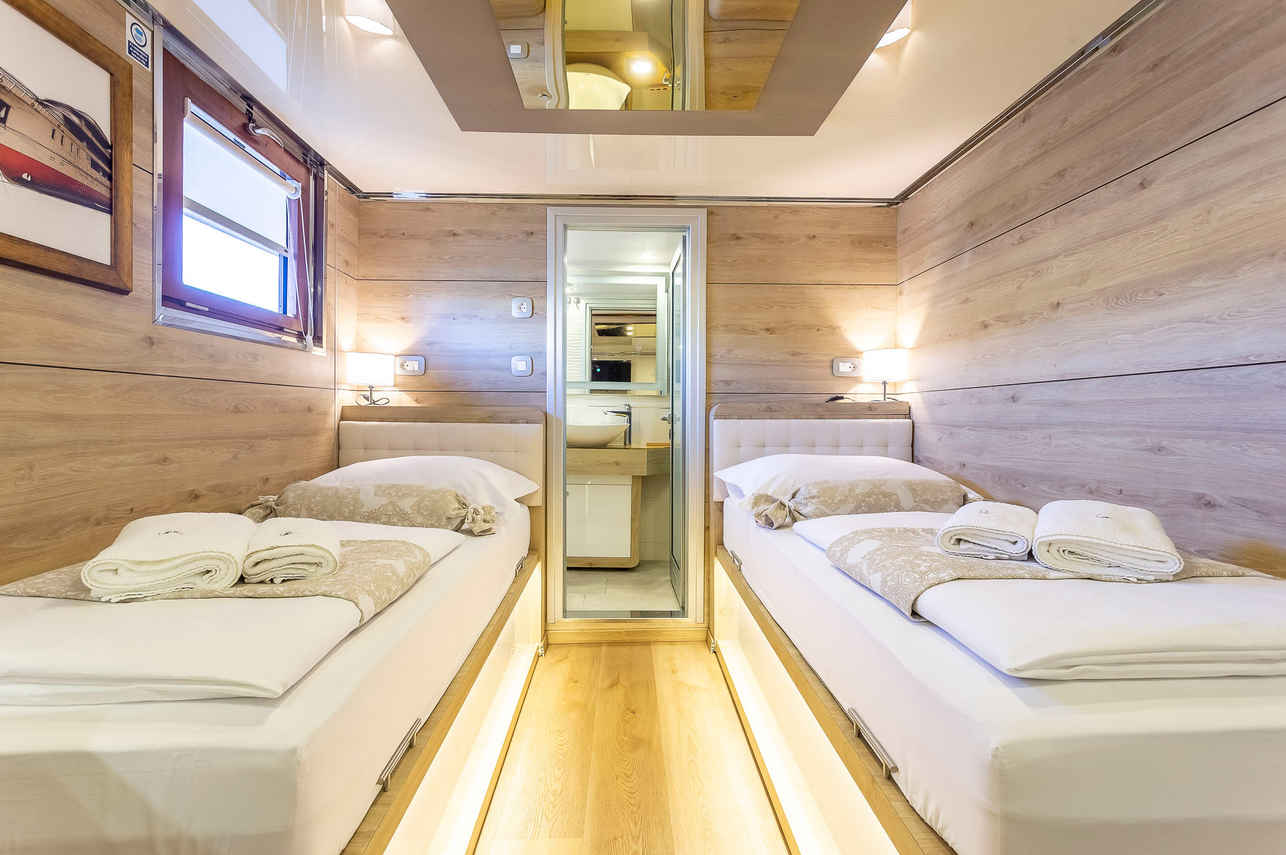Lower Deck Cabin - Lastavica