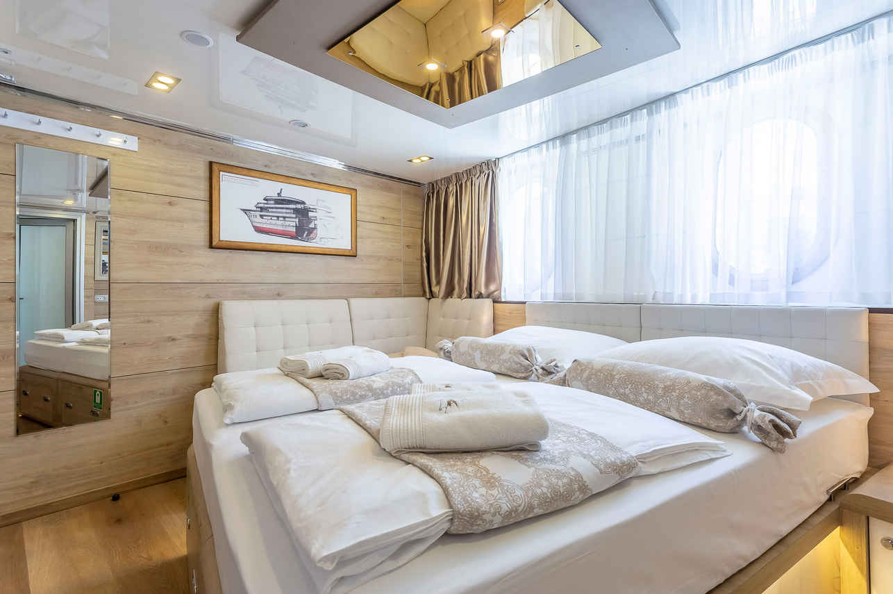 Main Deck Cabin - Lastavica