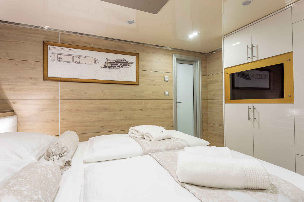 Main Deck Cabin - Lastavica
