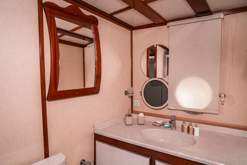 Twin Cabin's Bathroom