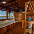 Indoor Saloon - Jelajahi Laut