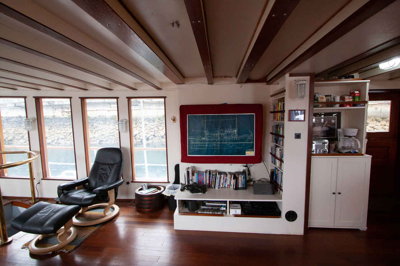 Salon interior - Gyrfalcon