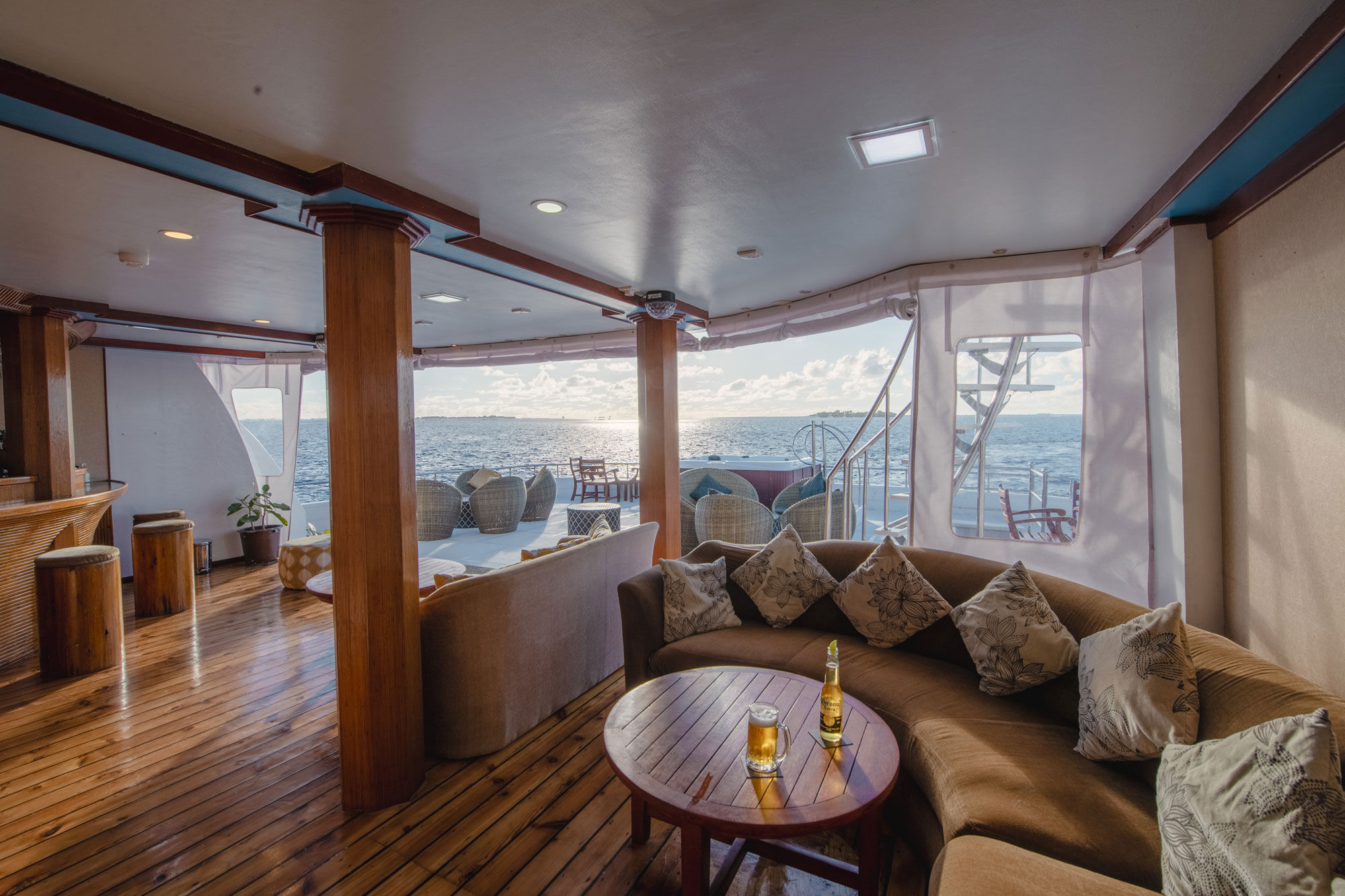 Bar et Salon extérieur - Top Class Cruising - Sunseeker