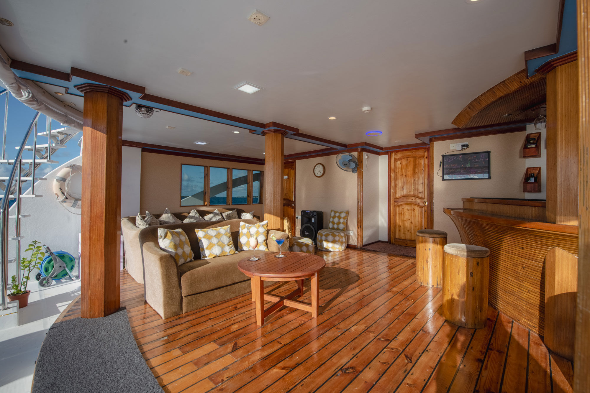 Bar and Lounge Area - Top Class Cruising - Sunseeker