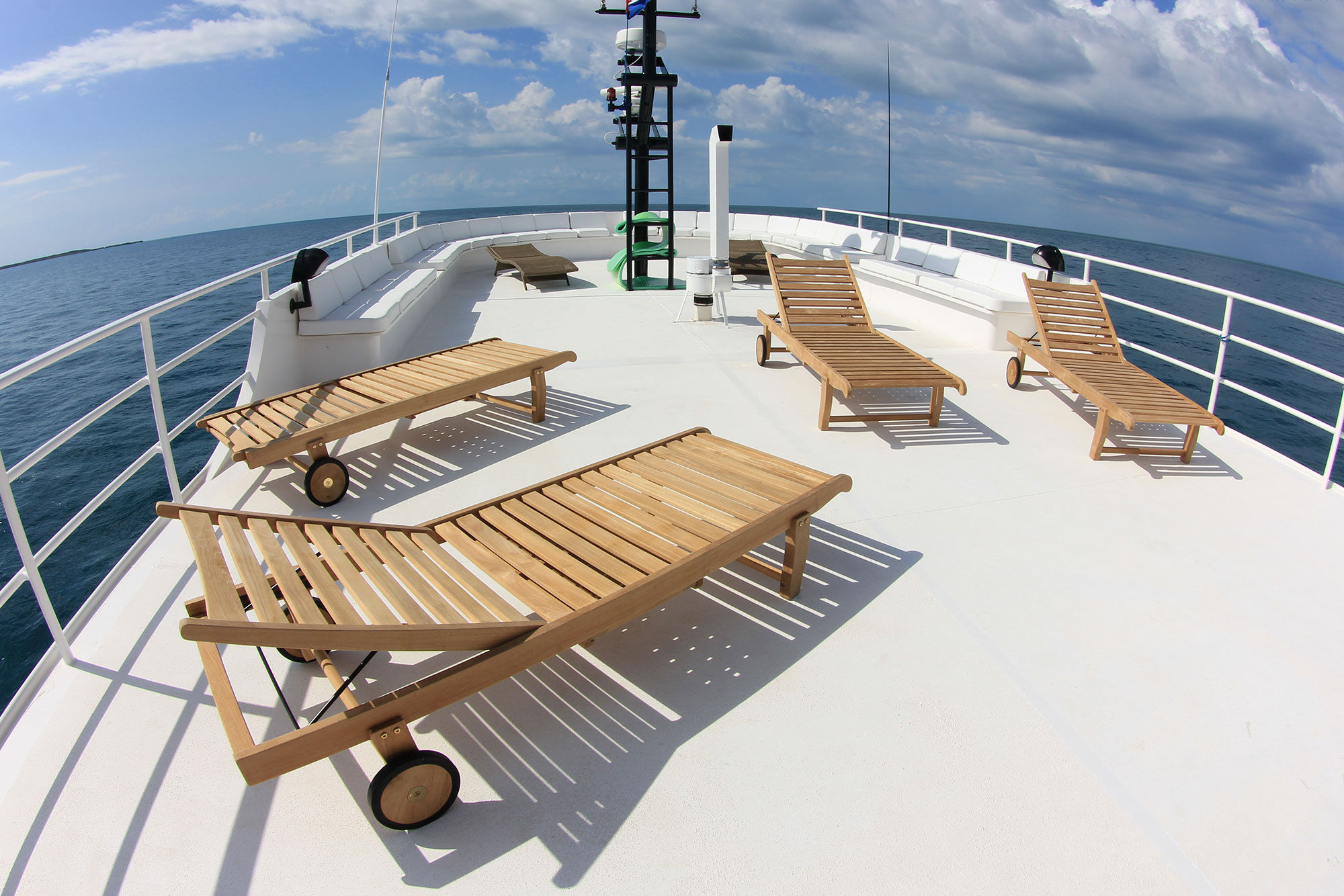Sun Deck - Jardines Avalon Fleet