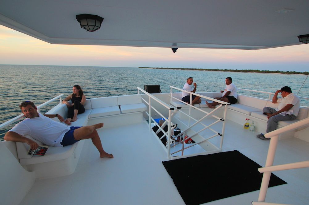 Outdoor Lounge - Jardines Avalon Charters