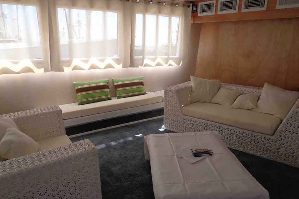 Indoor salon - Jardines Avalon Charters