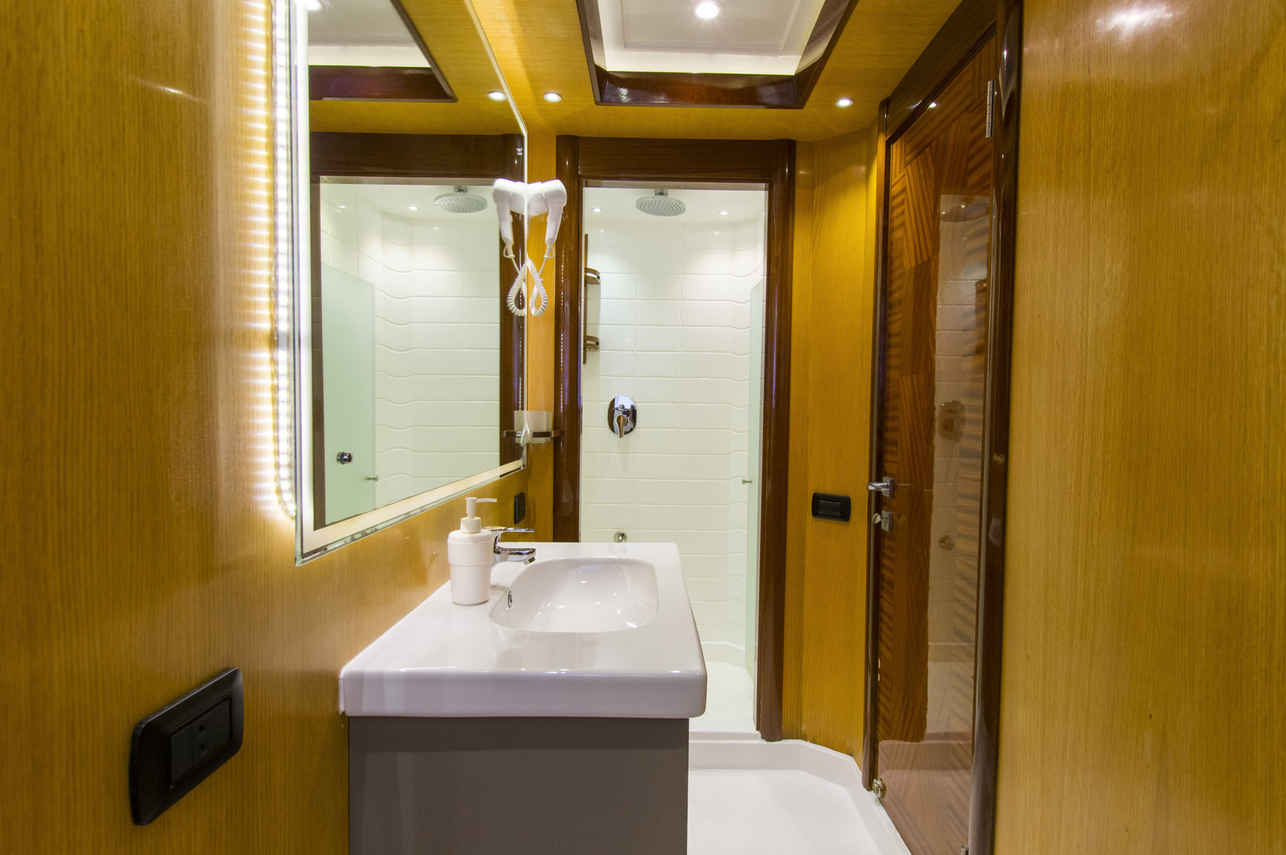 En-Suite bathrooms - Golden Dolphin IV