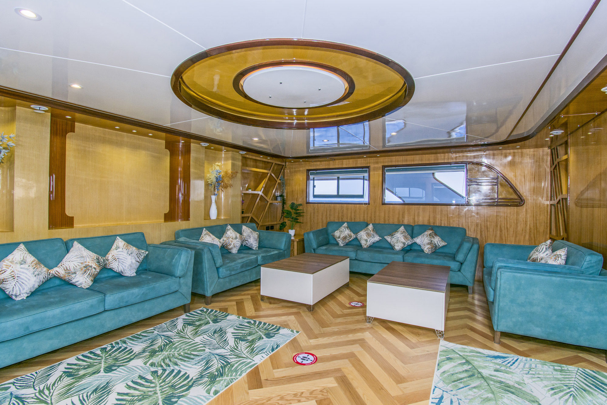 Salon interior - Golden Dolphin IV