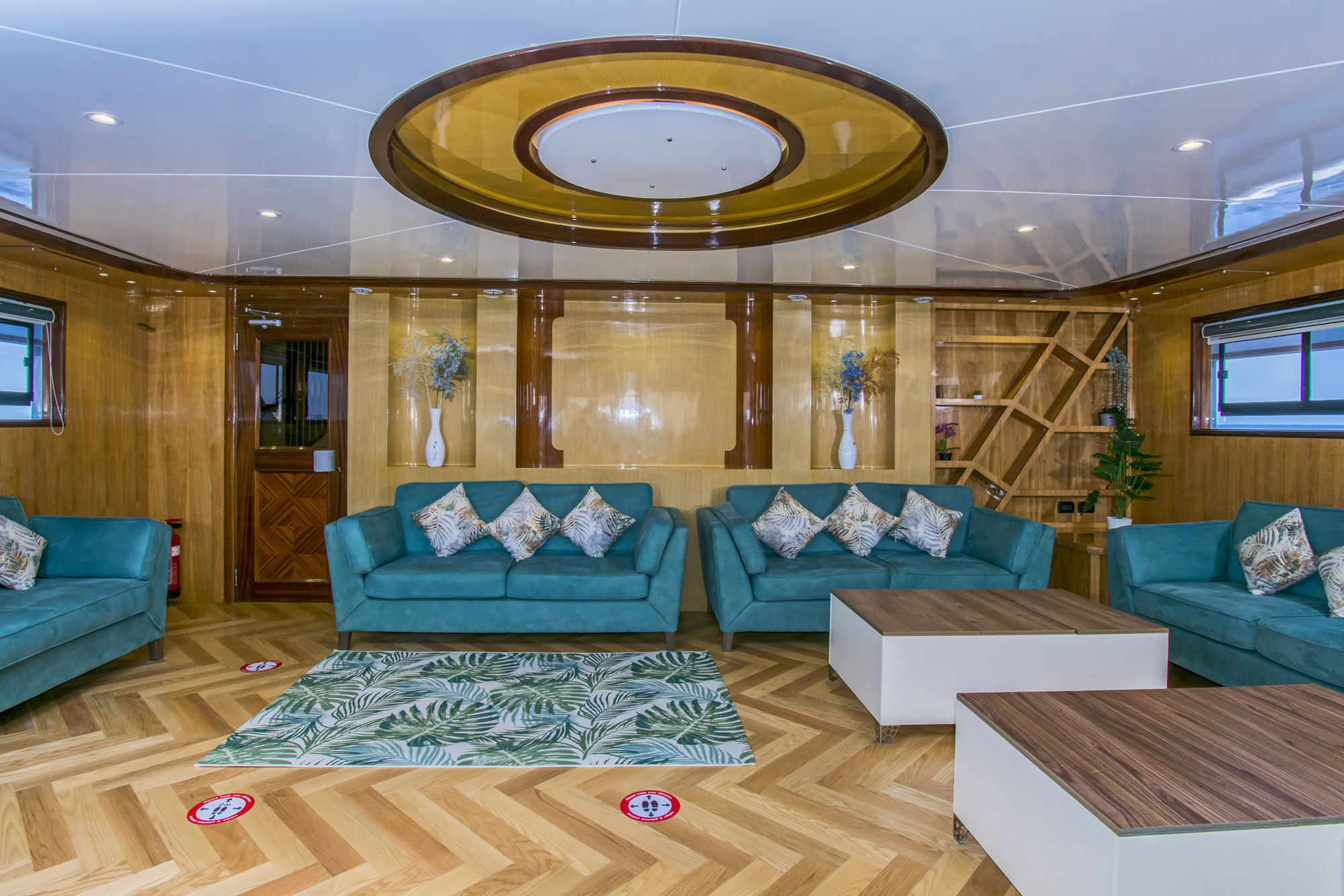 Salon interior - Golden Dolphin IV