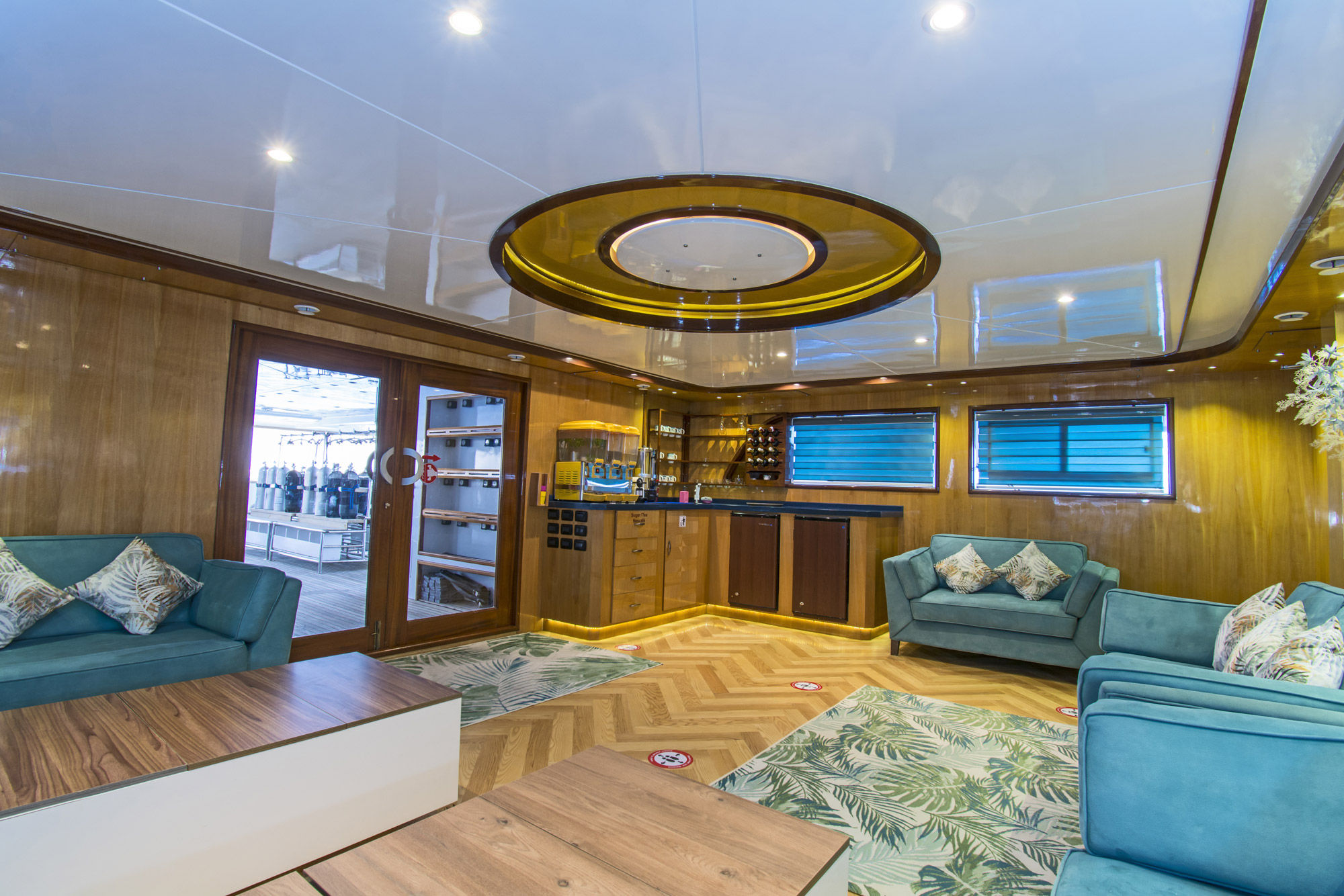 Salon interior - Golden Dolphin IV