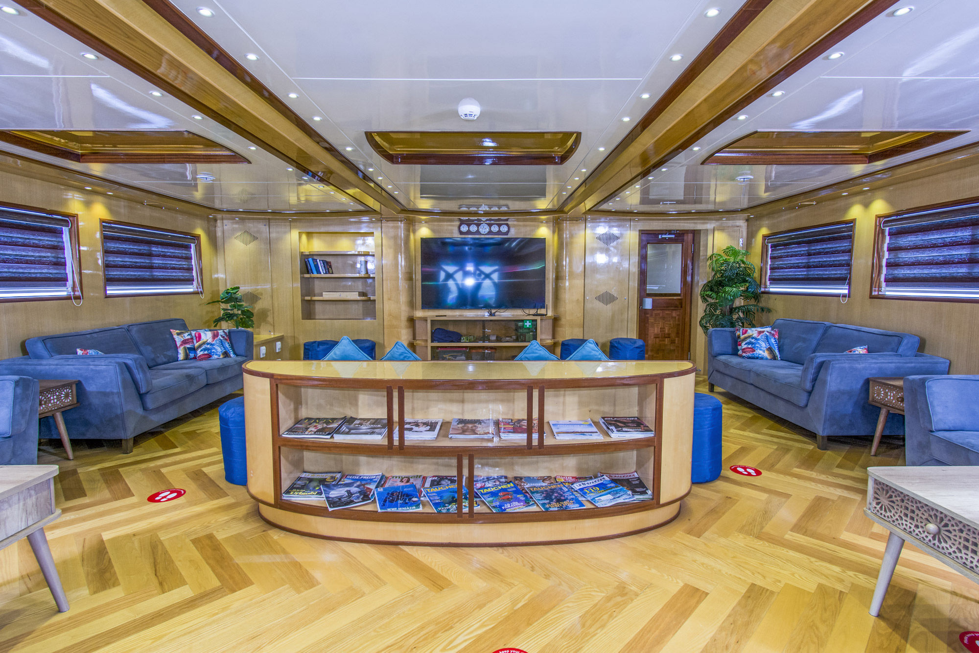 Salon interior - Golden Dolphin IV