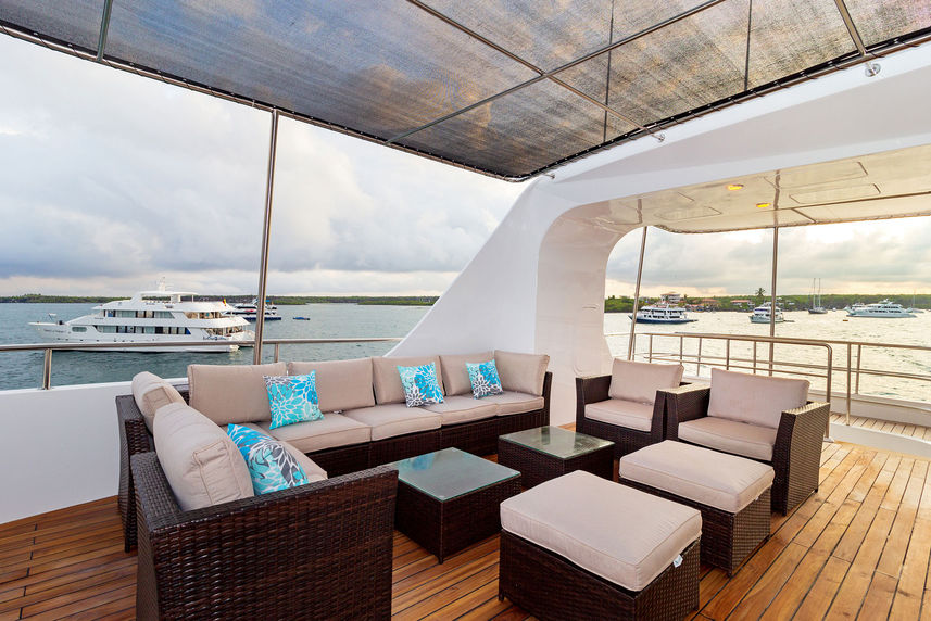 Outdoor Lounge - Reina Silvia Voyager