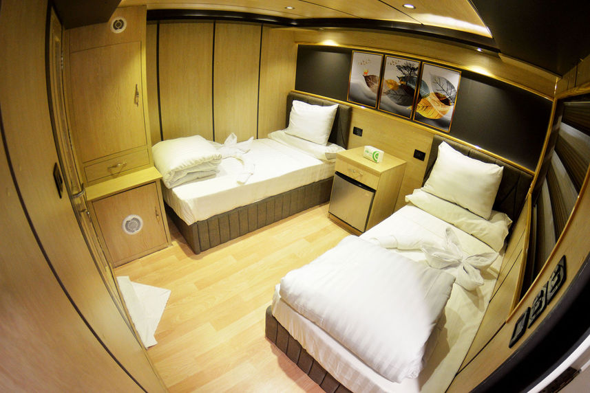 Upper Deck Cabin - Sea Story