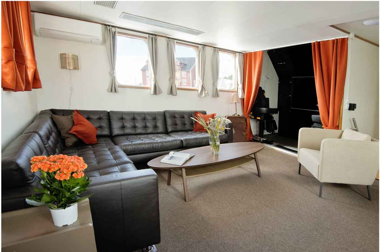 Salon interior - Kinfish