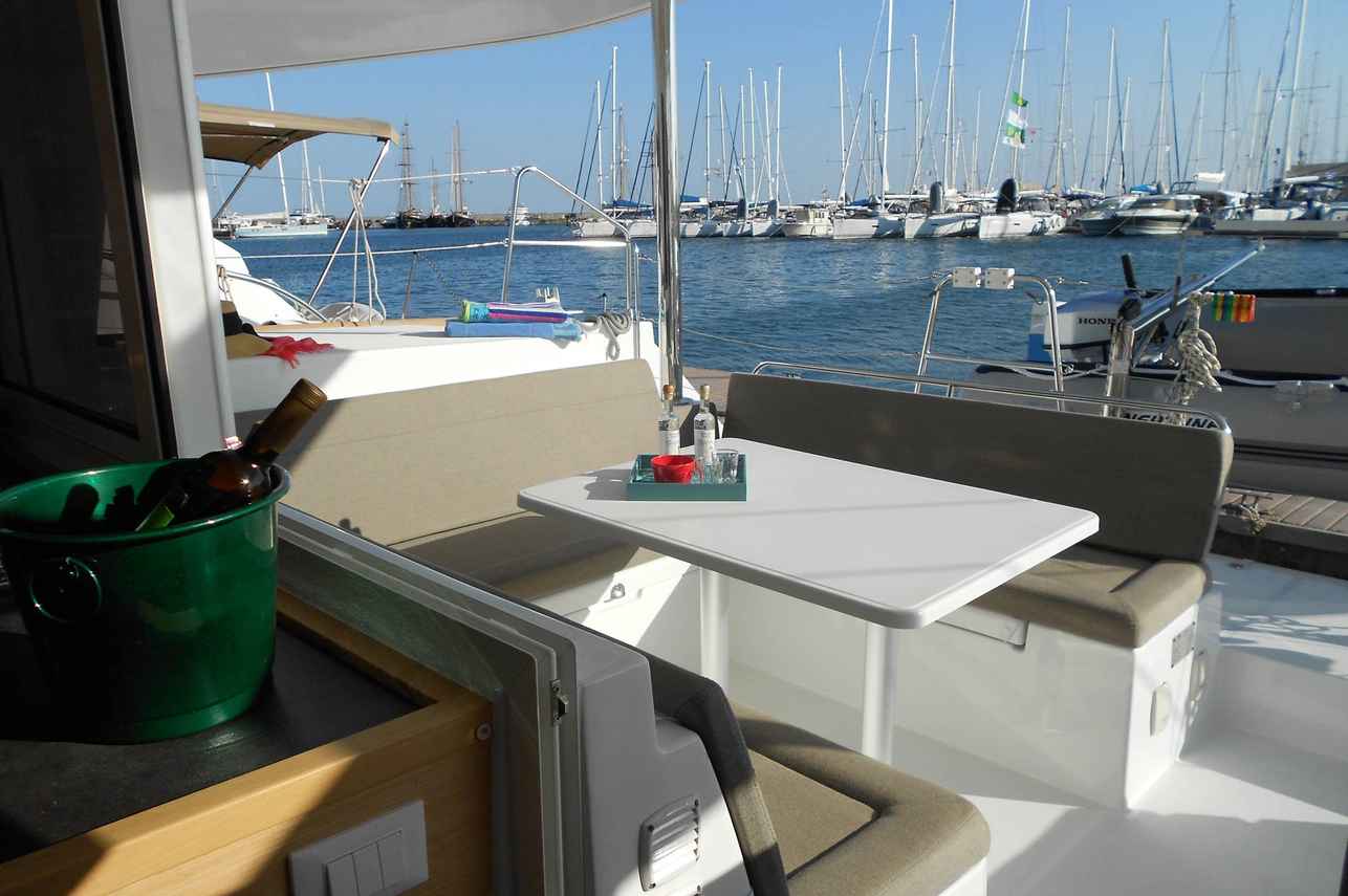 Lounge Aperta - I2I Catamaran Fleet
