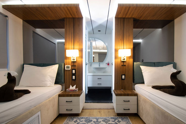 Deluxe Staterooms Twin