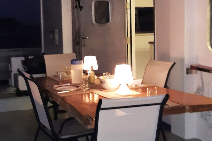 Dîner à l'extérieur - Explorer 2-Basilisk