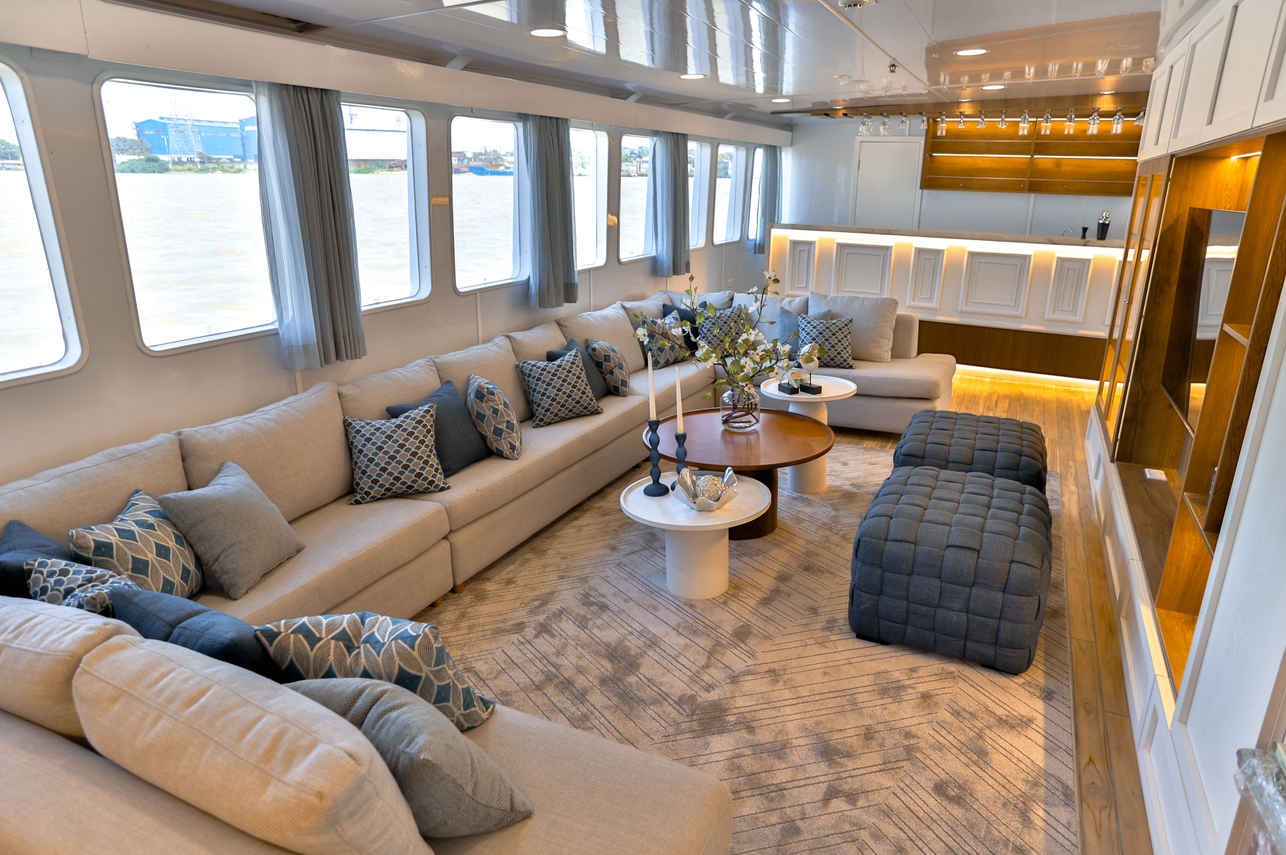 Salon interior - Galaxy Diver II