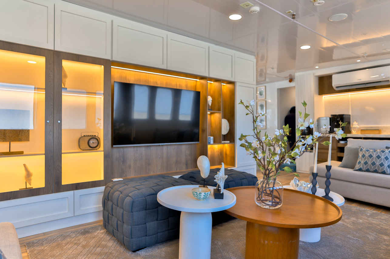 Salon interior - Galaxy Diver II