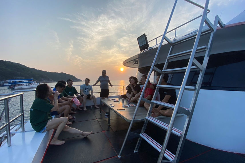 Abendessen im Freien - Lucky Marine Liveaboard