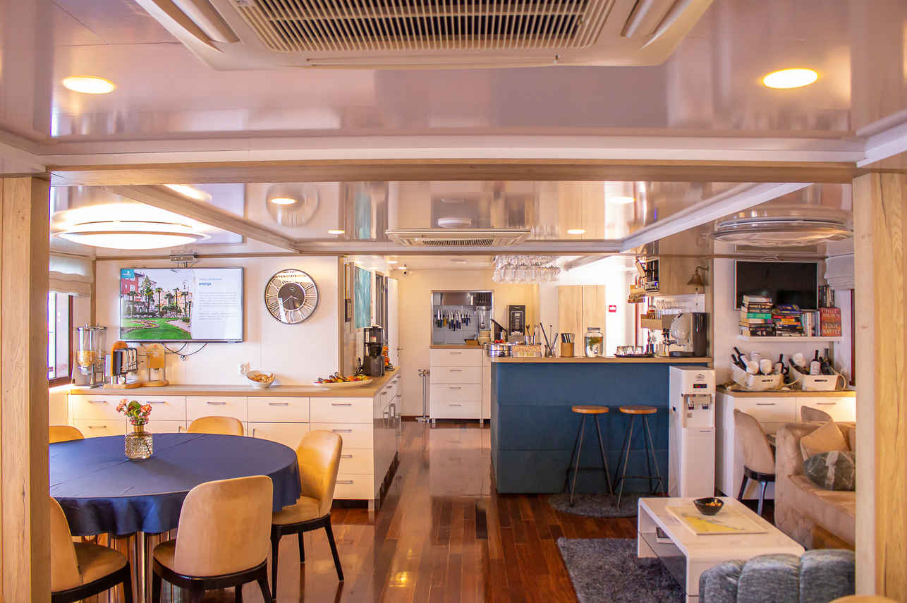 Katarina Line Deluxe - Aquamarin Indoor Saloon